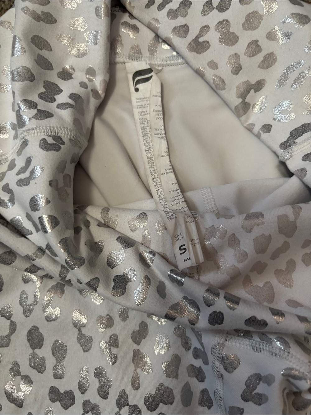 Fabletics silver/white leopard leggings - Picture 6 of 6
